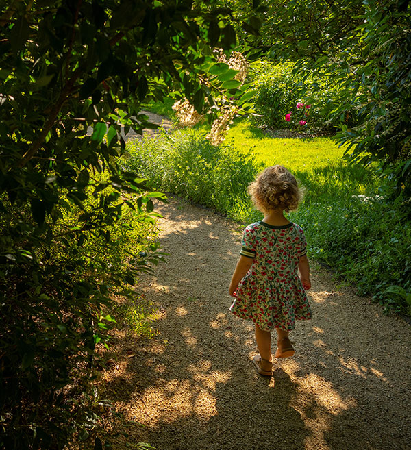 petite fille qui marche dans les allées des jardins du Château des Arcis groupes scolaires