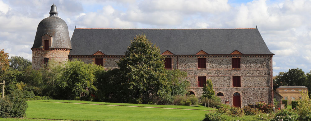 le grand bâtiment des servitudes Château des Arcis